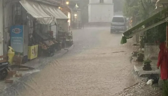 Θεσσαλία: Πλημμύρισαν οι δρόμοι σε Καρδίτσα και Νότιο Πήλιο – Σε ποιες περιοχές χιόνισε