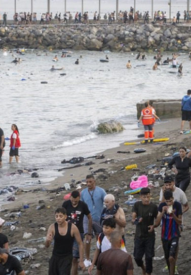 Γιατί πλημμύρισε από 49.000 μετανάστες η Θέουτα: Η ανοχή του Μαρόκου, η καθυστέρηση της κυβέρνησης Σάντσεθ και οι φήμες για ανοιχτά σύνορα