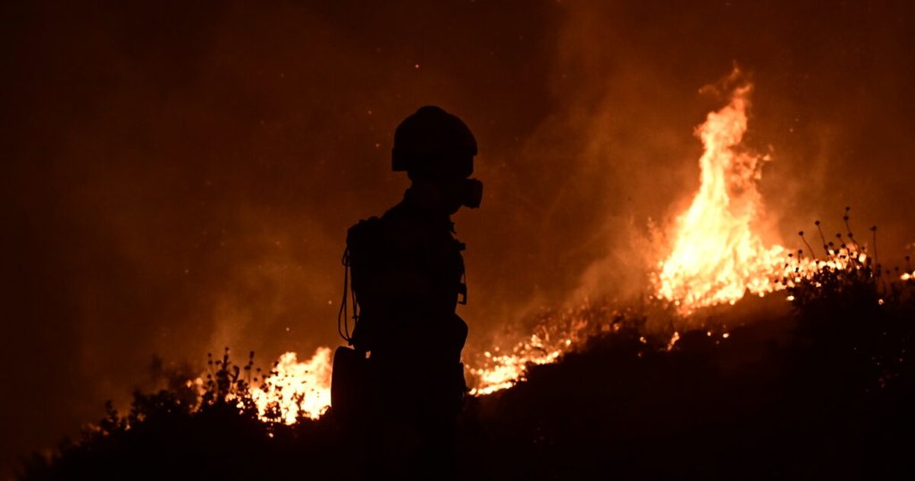 Νύχτα αποκάλυψης στο Πόρτο Γερμενό: Η φωτιά κατεβαίνει επικίνδυνα το βουνό προς τα σπίτια