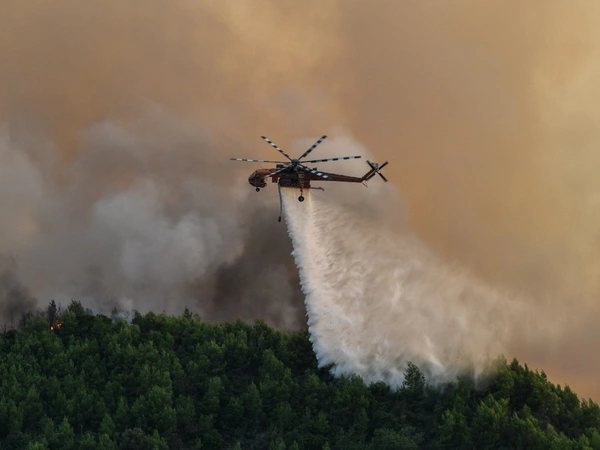 Σε εξέλιξη η πυρκαγιά στις Νεραντζιές στο Αίγιο – Μηνύματα 112 για εκκένωση