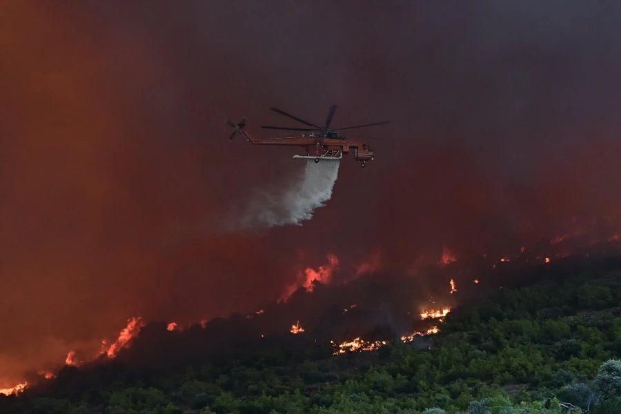 Φωτιά στη Δυτική Αττική: «Είχε εγκλωβιστεί κόσμος. Έχουν καεί πολλά σπίτια», είπε ο δήμαρχος Μάνδρας