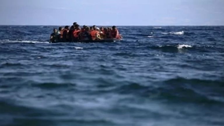 Γιγάντια επιχείρηση διάσωσης 32 αλλοδαπών στο Ταίναρο: Μεταφέρονται εσπευσμένα στο λιμάνι της Καλαμάτας