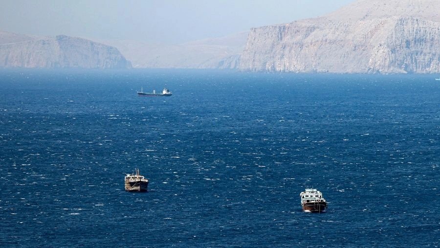 Ιράν και Ομάν «κλειδώνουν» το άνοιγμα των Στενών του Ορμούζ – Το σχέδιο των 60 ημερών