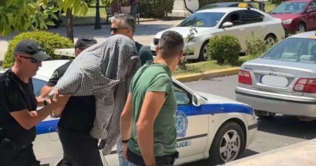 Θρίλερ του Μυστρά: «Τα κίνητρό του δεν ήταν οικονομικό» λέει ο δικηγόρος του 55χρονου που έκρυβε τη σορό του πατέρα του σε καταψύκτη