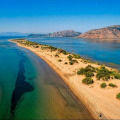 Η παραλία των 17 χιλιομέτρων που αξίζει μια απόδραση από την Πάτρα