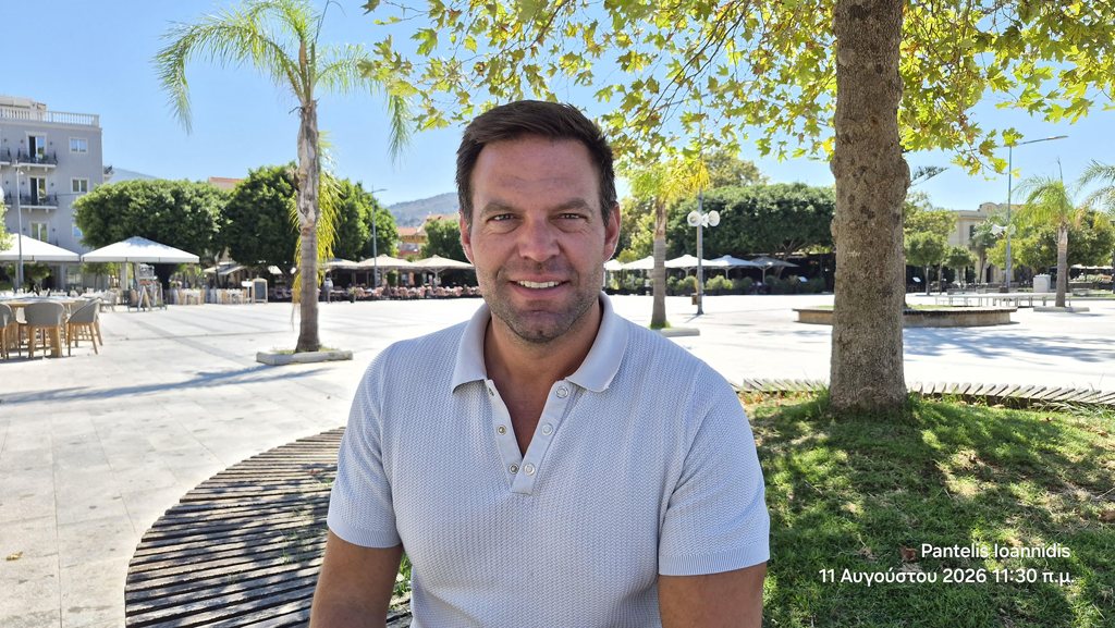 Ο Στέφανος Κασσελάκης στην Κεφαλονιά: Μια τετ-α-τετ κουβέντα εκτός πρωτοκόλλου