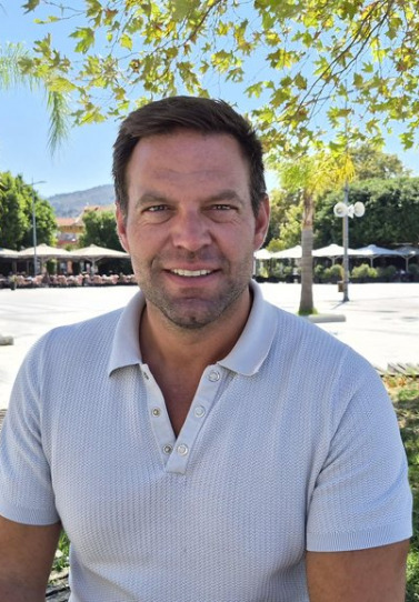 Ο Στέφανος Κασσελάκης στην Κεφαλονιά: Μια τετ-α-τετ κουβέντα εκτός πρωτοκόλλου