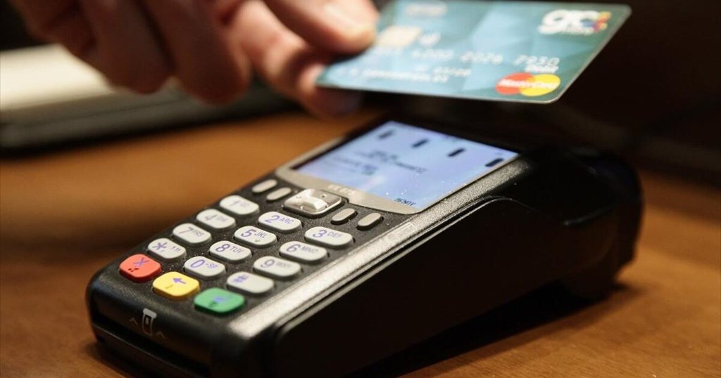 Κέρκυρα: Έκλεψαν 500 ευρώ και κάρτες από ανασφάλιστο ΙΧ – «Βγήκαν για ψώνια» πριν πέσουν στα χέρια της ΕΛ.ΑΣ.