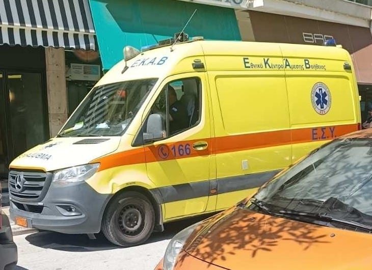 Άγρια επίθεση σε διασώστη του ΕΚΑΒ την ώρα που έδινε πρώτες βοήθειες – «Καμία μορφή βίας δεν μπορεί να γίνει ανεκτή»