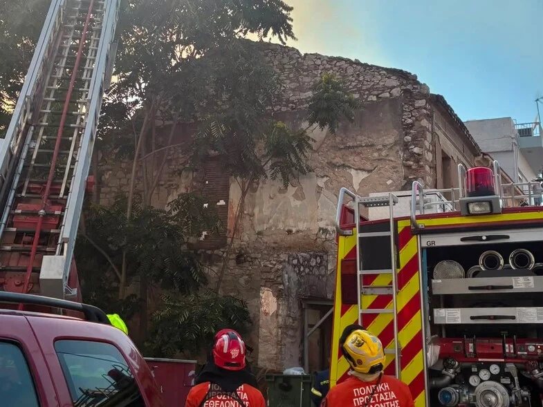 Το Σωματείο Εθελοντών Πυροσβεστών Νομού Αχαΐας κινητοποιήθηκε άμεσα στη φωτιά στην οδό Γερμανού