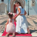 Το τάμα της Μαρίας Μενούνος: Γονατιστή στο κόκκινο χαλί της Παναγιάς της Τήνου για το προσκύνημα στη Χάρη Της