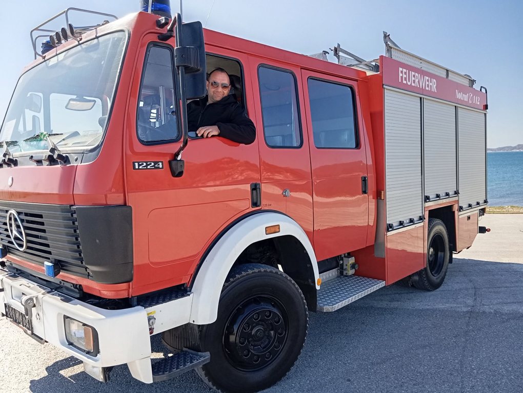 Στον “Αγιο Ανδρέα” γνωστός δημοσιογράφος που έσβηνε την φωτιά στη Μακύνεια! Ελιωσε η μάσκα του από τις φλόγες! Σώθηκε την τελευταία στιγμή