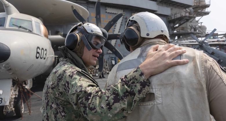 USS Abraham Lincoln: Στο αεροπλανοφόρο ο επικεφαλής της CENTCOM εν μέσω καταγγελιών για «άθλιες συνθήκες»