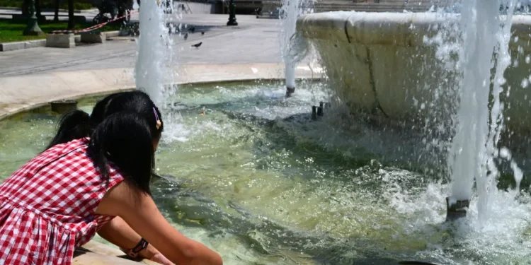 Καιρός: "Έρχεται" καύσωνας διαρκείας - Μεγάλη άνοδος της θερμοκρασίας και προβλέψεις για 42°C