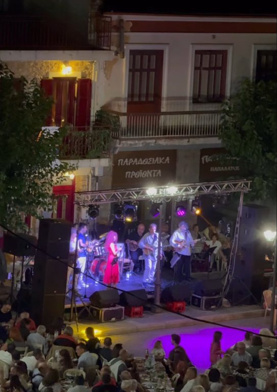Οι παρέες ξανάσμιξαν σε μια μεγάλη λαϊκή γιορτή στην πλατεία Κύπρου στα Καλάβρυτα