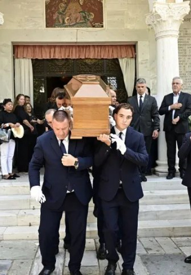 Σε κλίμα συγκίνησης το τελευταίο «αντίο» στον Στέφανο Μάνο - Ποιοι έδωσαν το παρών στην κηδεία του