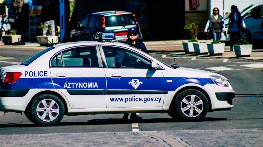 Πατέρας στην Κύπρο άφησε την 11χρονη κόρη του μόνη στο σπίτι και ταξίδεψε στην Αλβανία για έναν… ποδοσφαιρικό αγώνα