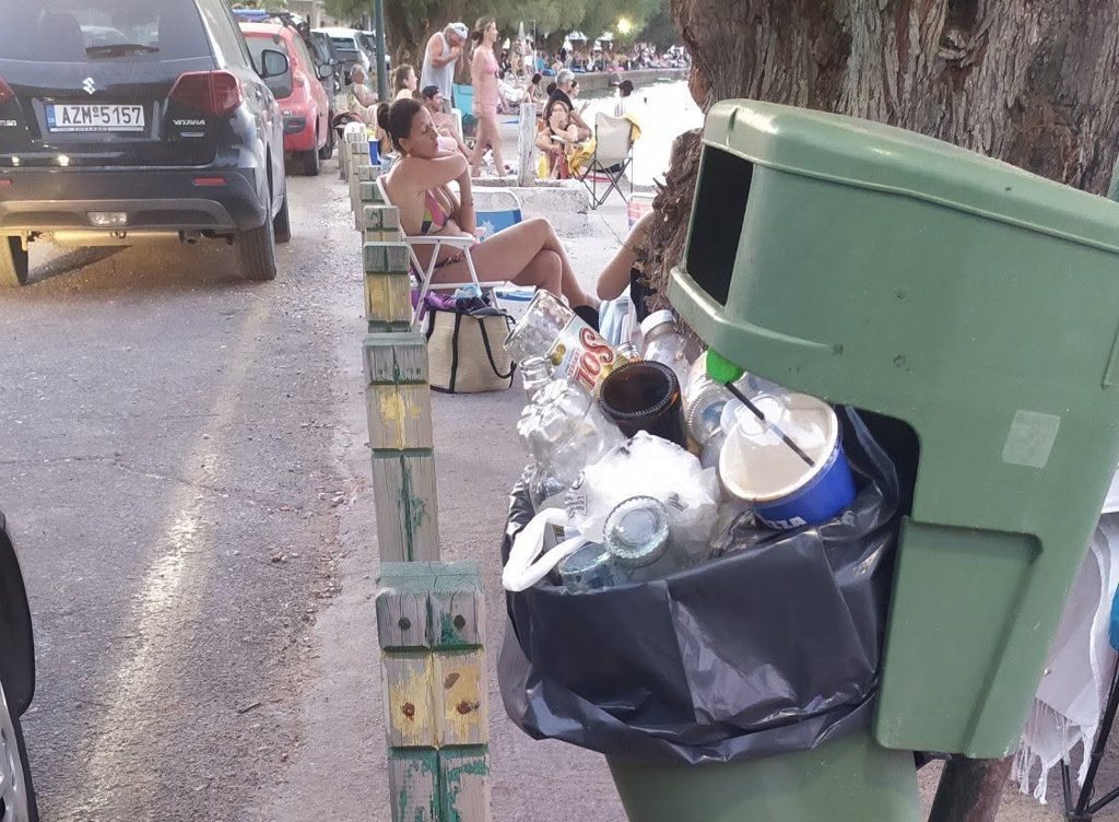 Ψαθόπυργος: Λουόμενοι… με σκουπίδια!