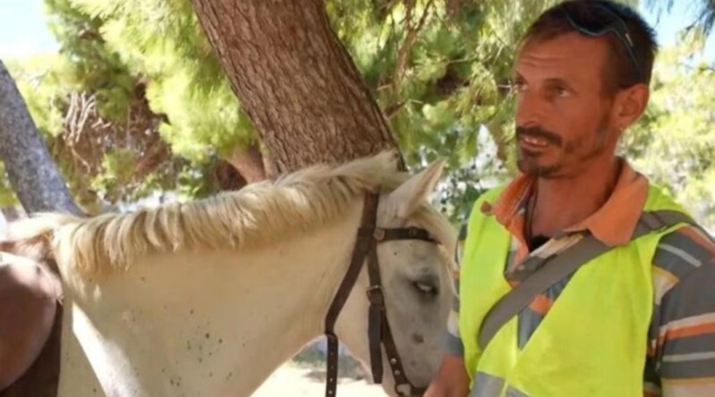 Του έκαναν αλκοτέστ γιατί κάλπαζε μεθυσμένος το άλογό του και «έφαγε» πρόστιμο