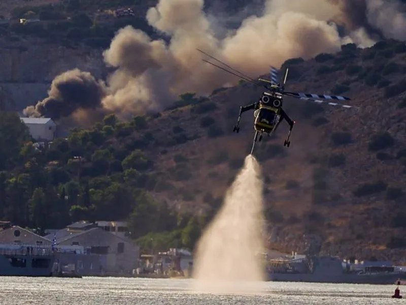 Πηγές ΓΕΝ: Δεν απειλήθηκαν εγκαταστάσεις και πλοία του Πολεμικού Ναυτικού από τη φωτιά στη Σαλαμίνα