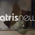 Άγριο ξύλο στο κέντρο του Πύργου – Νεαρός πέρασε μέσα από τζαμαρία καταστήματος