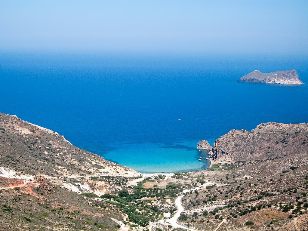 Κυκλάδες: Περισσότεροι τουρίστες, μικρότερο πορτοφόλι