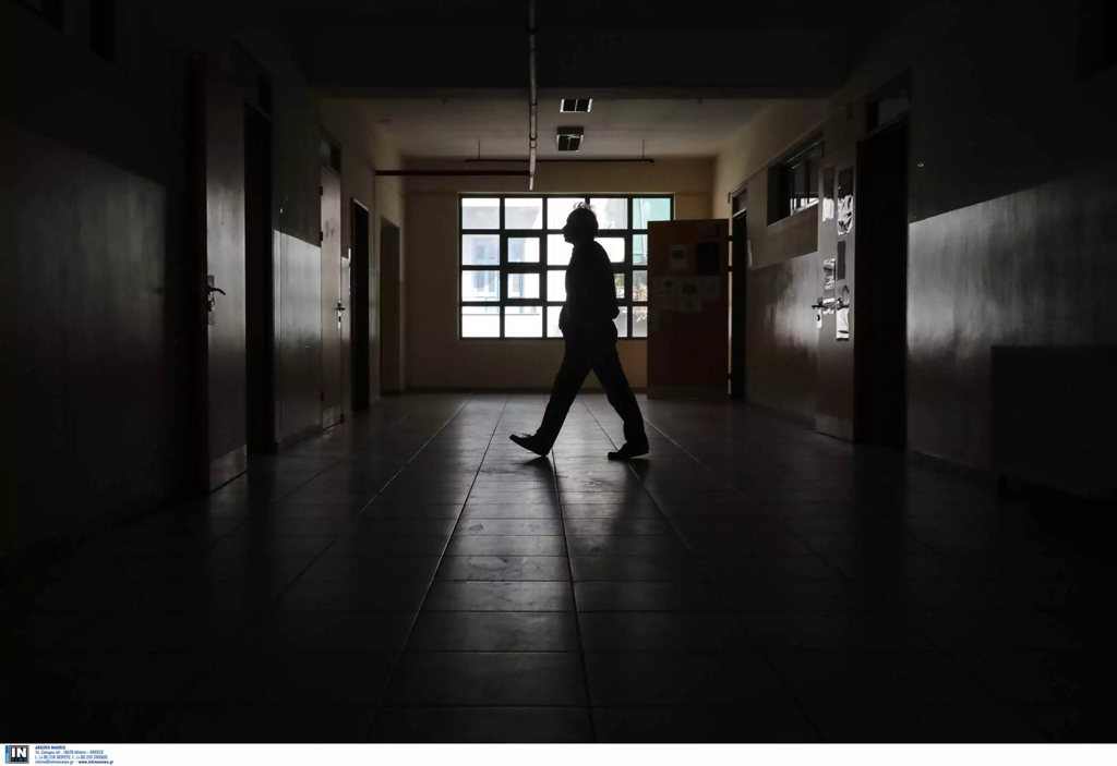 Το παιδί σου λέει ότι δεν θέλει να γυρίσει στο σχολείο; Τι μπορεί να κρύβεται πίσω από αυτή την άρνηση