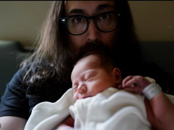 «Ένας νέος Beatle γεννήθηκε»: Ο γιος του Τζον Λένον έγινε πατέρας – Δείτε το όνομα του μωρού