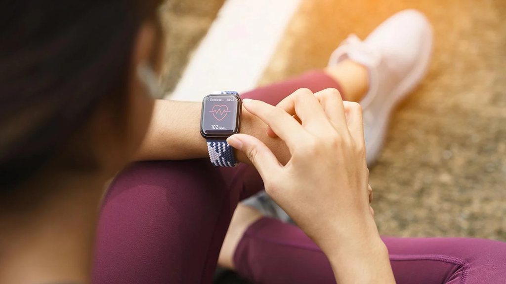 Τα smartwatches «φουσκώνουν» τις θερμίδες που καίμε – Πόσο αξιόπιστες είναι τελικά οι μετρήσεις
