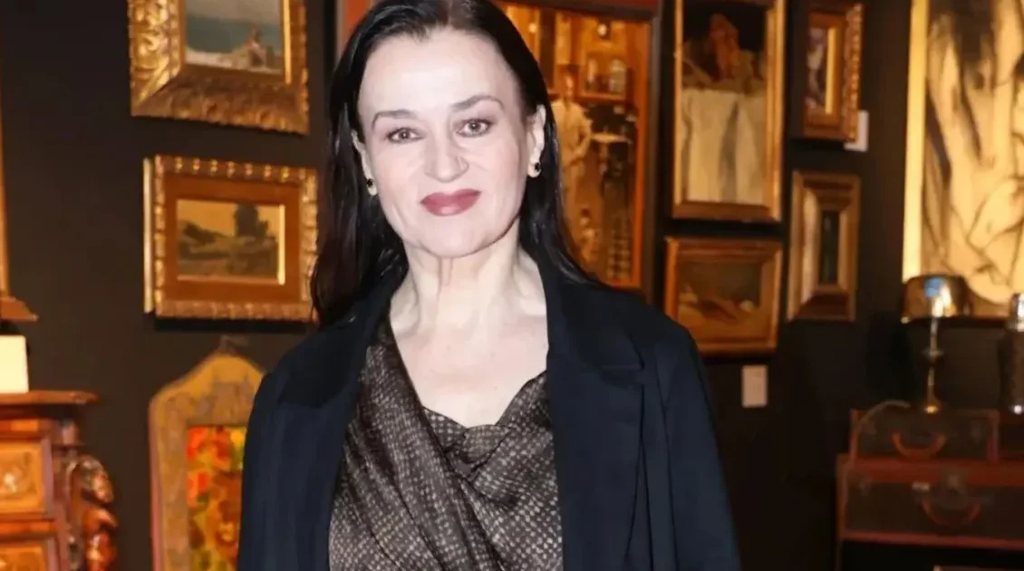 Καρυοφυλλιά Καραμπέτη: "Για κάθε γυναίκα που βιάζεται, κακοποιείται ή δολοφονείται είναι σαν υφίσταμαι το ίδιο κι εγώ"