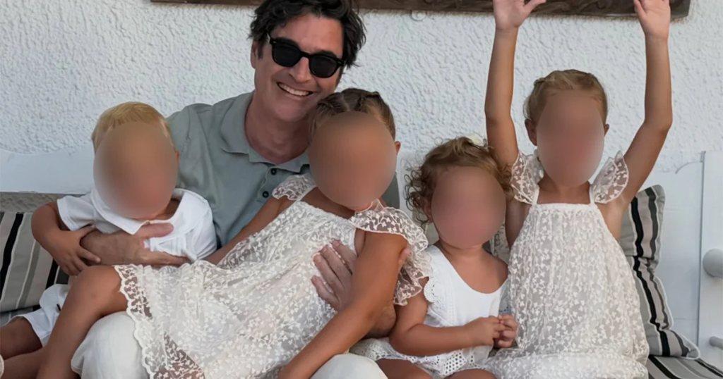 Χριστόφορος Παπακαλιάτης: Η οικογενειακή γιορτή στην Κρήτη και οι τρυφερές φωτογραφίες με τα τέσσερα ανίψια του