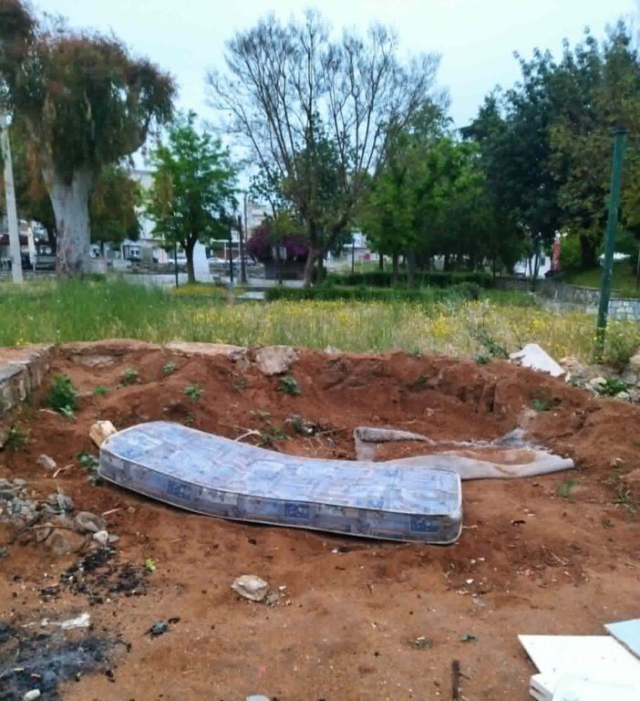 Πάτρα: Πέταξαν μέχρι και στρώματα στην Πλατεία Ελευθερίας