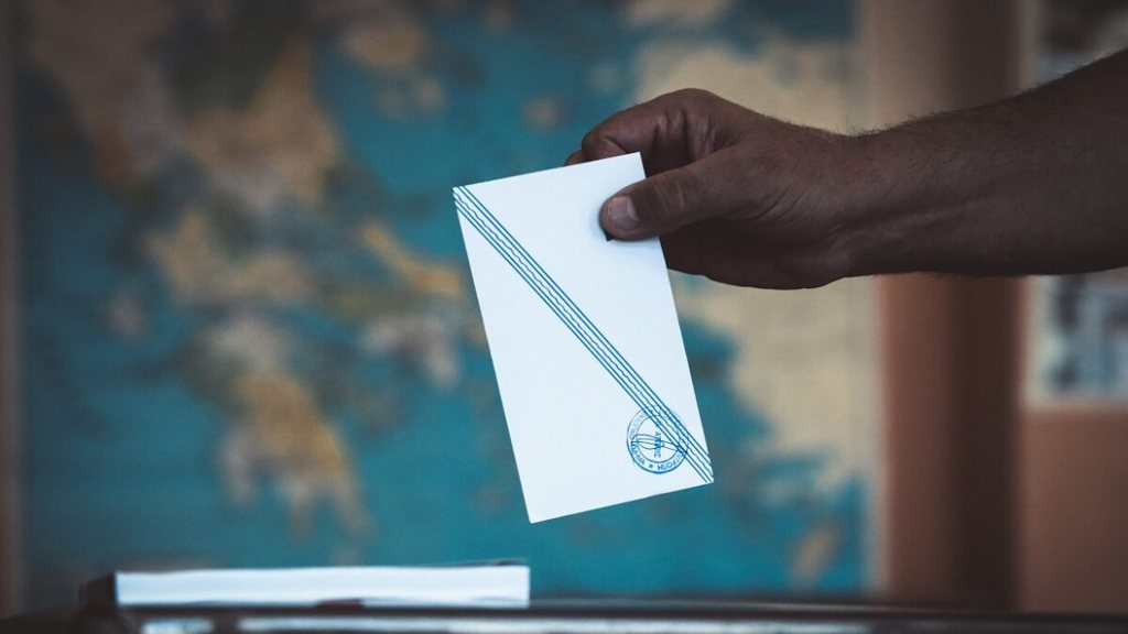 Palmos Analysis: Πάνω από το 30% η ΝΔ, στο 15,2% η ΕΛ.Α.Σ., 12,8% το ΠΑΣΟΚ - Πώς κατανέμονται οι έδρες