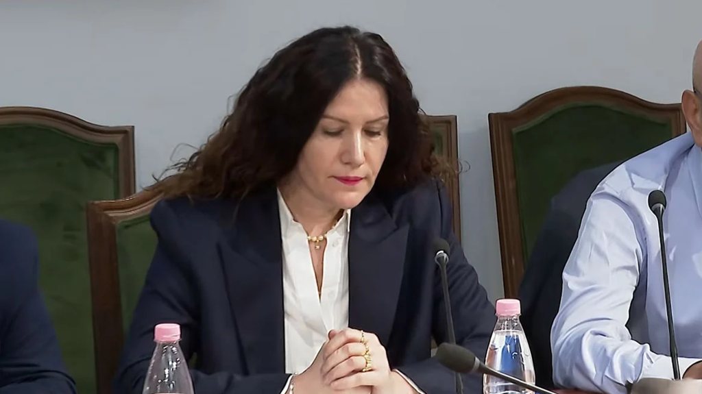 Σκάνδαλο με ερωτικό φόντο στην Αλβανία: «Θα καταλήξουμε άσχημα, ψυχή μου» – Τα sms της πρώην επικεφαλής της Υπηρεσίας Πληροφοριών με επιχειρηματία