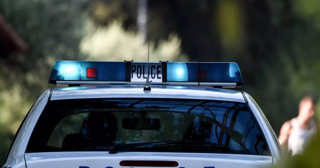 Δύο συλλήψεις σε Αίγιο και Πάτρα για παράνομα όπλα – Σιδερογροθιά και μαχαίρι κατασχέθηκαν από την ΕΛ.ΑΣ.