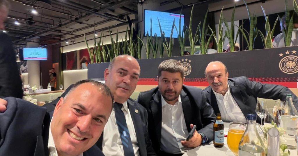 Εθνική Ελλάδας: Πλατιά χαμόγελα από την ηγεσία της ομοσπονδίας για τη νίκη στη Γερμανία (φώτο)