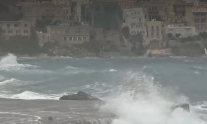 Σφοδρή κακοκαιρία στη Σύρο: Πλημμύρες, πτώση δέντρου και προβλήματα