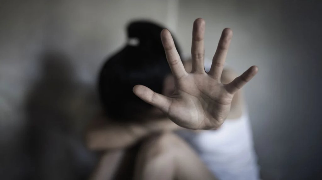 Ηράκλειο – Νεαρή καταγγέλλει ότι ο σύντροφός της τη χτύπησε με καλώδιο