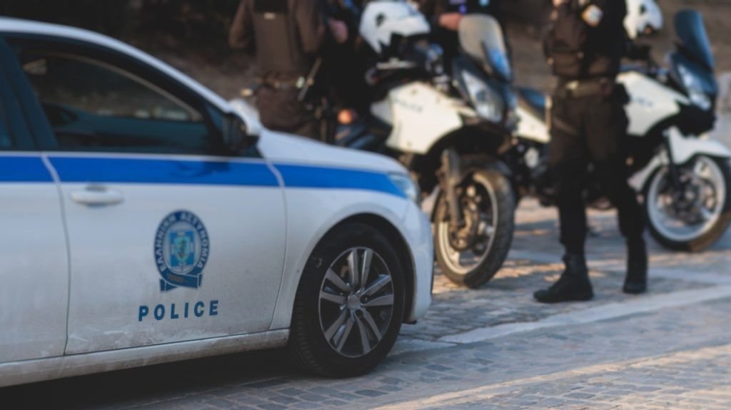 Πάτρα: Άτομο στην ταράτσα απειλεί να πέσει στο κενό – Συναγερμός σε Αστυνομία και ΕΚΑΒ