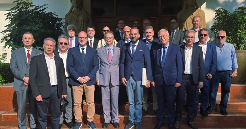 ΠΔΕ: Συνάντηση Φαρμάκη με τον Πρέσβη της Ελλάδας στην Κίνα