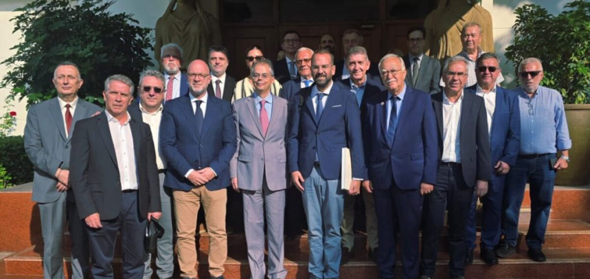 ΠΔΕ: Συνάντηση Φαρμάκη με τον Πρέσβη της Ελλάδας στην Κίνα