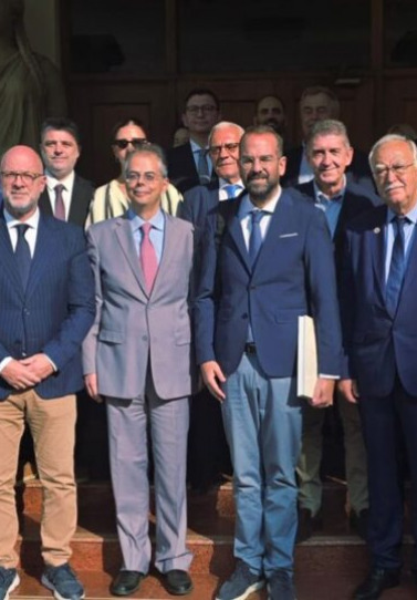 ΠΔΕ: Συνάντηση Φαρμάκη με τον Πρέσβη της Ελλάδας στην Κίνα