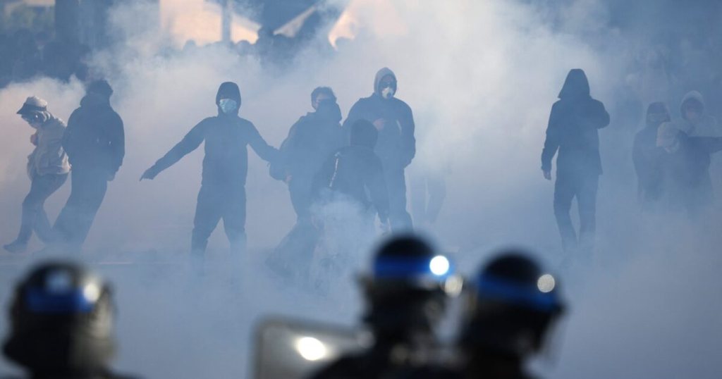 Γαλλία: Χιλιάδες έφηβοι στους δρόμους – Καταλήψεις σε εκατοντάδες σχολεία και επεισόδια με την αστυνομία