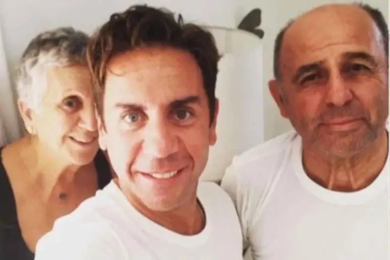 Γιώργος Μαζωνάκης: Πουλούν μπλουζάκια με το πρόσωπό του – Η έντονη αντίδραση της οικογένειάς του