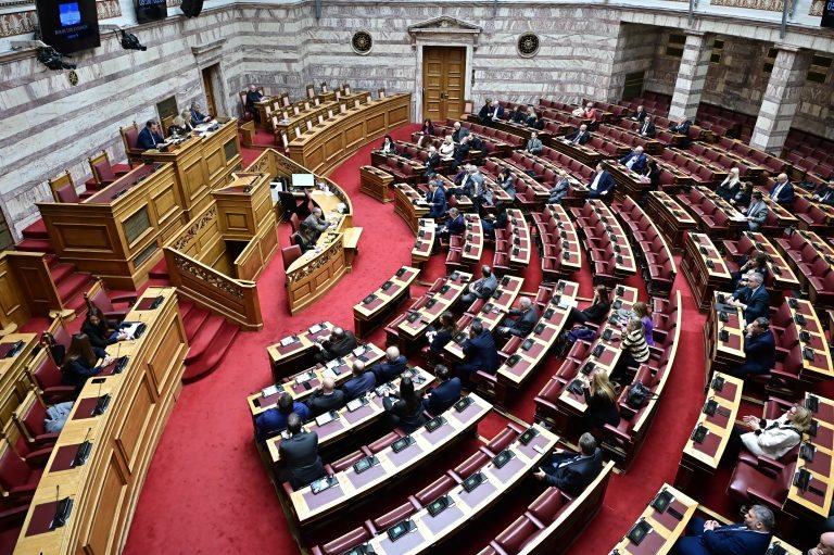 Βουλή: Έληξε ο συναγερμός για βόμβα – Τι έδειξαν οι έρευνες του ΤΕΕΜ