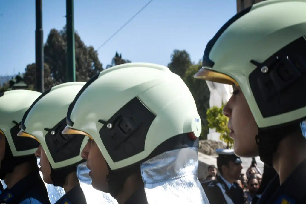Ένστολοι: Έρχονται νέες αυξήσεις για 150.000 – Αναδρομικά έως 6.000 ευρώ και τι αλλάζει στους μισθούς