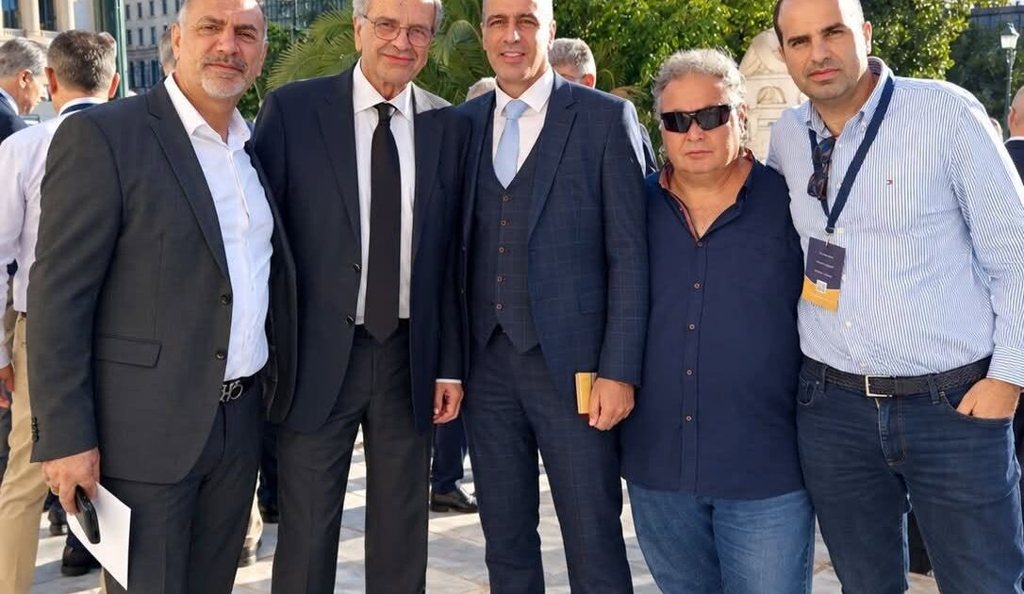 «Σαμαρικός» ο Πιτσάκης ή απλός ακροατής; Το check-in στην Αθήνα που «άναψε φωτιές» στην Κόρινθο