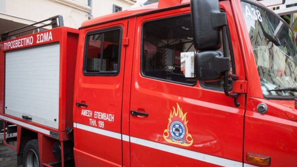 Πάτρα: Πυροσβέστες μπήκαν από το μπαλκόνι για να σώσουν γυναίκα που είχε πέσει στο σπίτι της