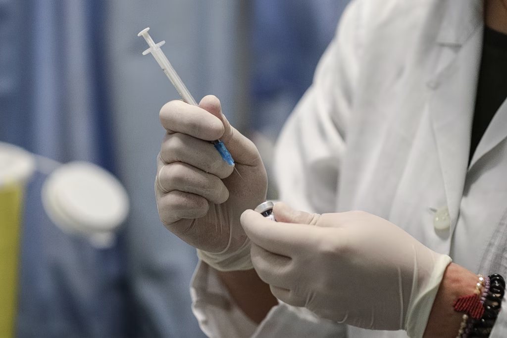 Γρίπη: Ποια εμβόλια μπορείτε να κάνετε – 3,64 εκατ. δόσεις σε όλα τα φαρμακεία της χώρας
