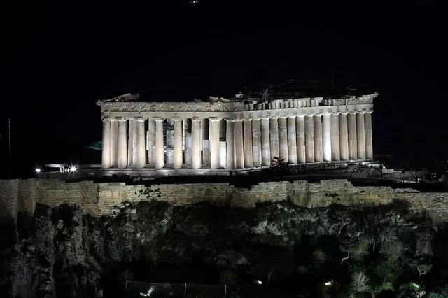 Σάλος με αφίσα που δείχνει ναζιστική σημαία στην Ακρόπολη: Η παρέμβαση Μενδώνη και οι ενστάσεις Κωνσταντοπούλου